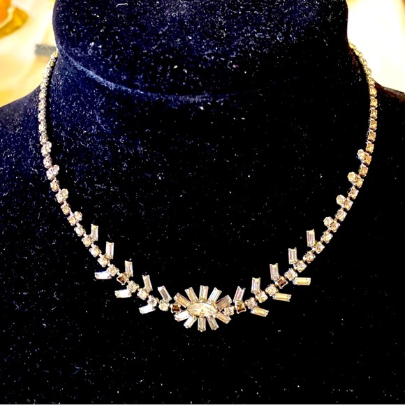 Beautiful design Vintage crystal necklace. - Picture 1 of 2